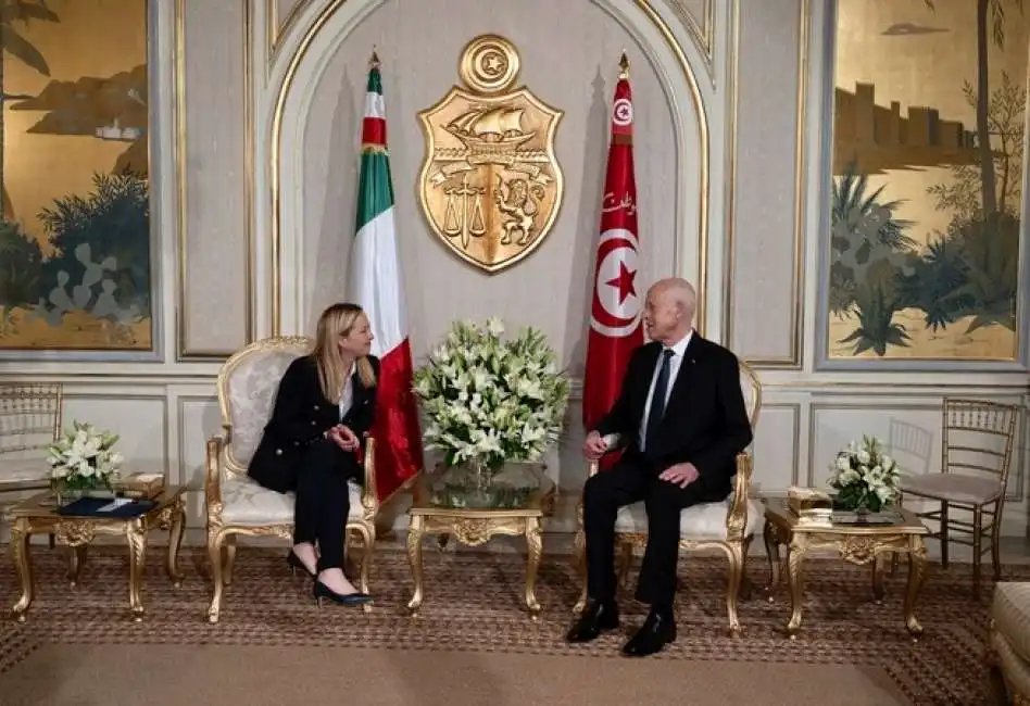 giorgia meloni con il presidente della tunisia kais saied 