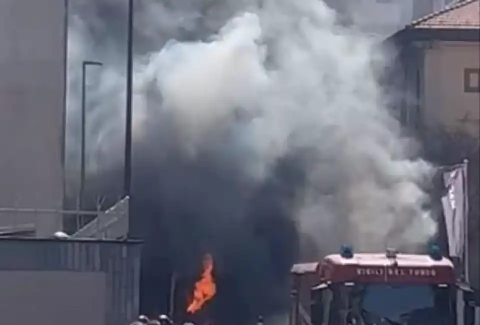 milano incendio in via gian rinaldo carli