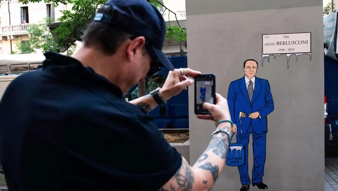 murales di silvio berlusconi a via volturno alexsandro palombo self made man