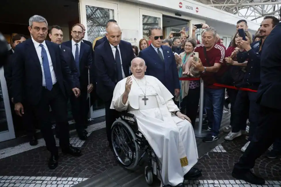 papa francesco lascia l ospedale gemelli di roma