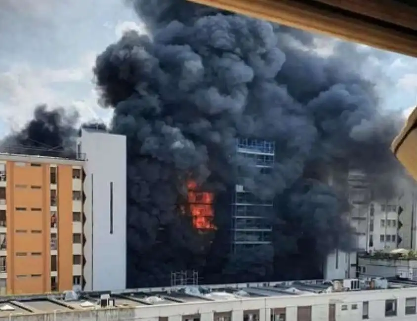 roma incendio palazzo fiamme fiamma brucia roma colli aniene