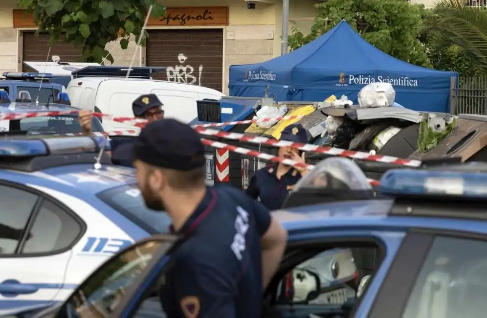 roma primavalle - rilievi della polizia sul luogo del ritrovamento di un cadavere in un cassonetto - 4 via stefano borgia