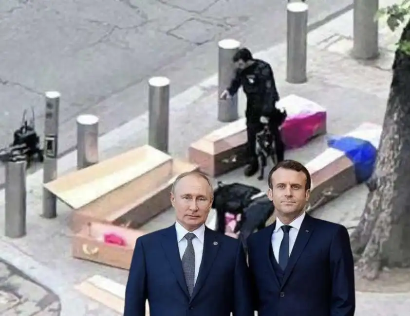 bare emmanuel macron vladimir putin 