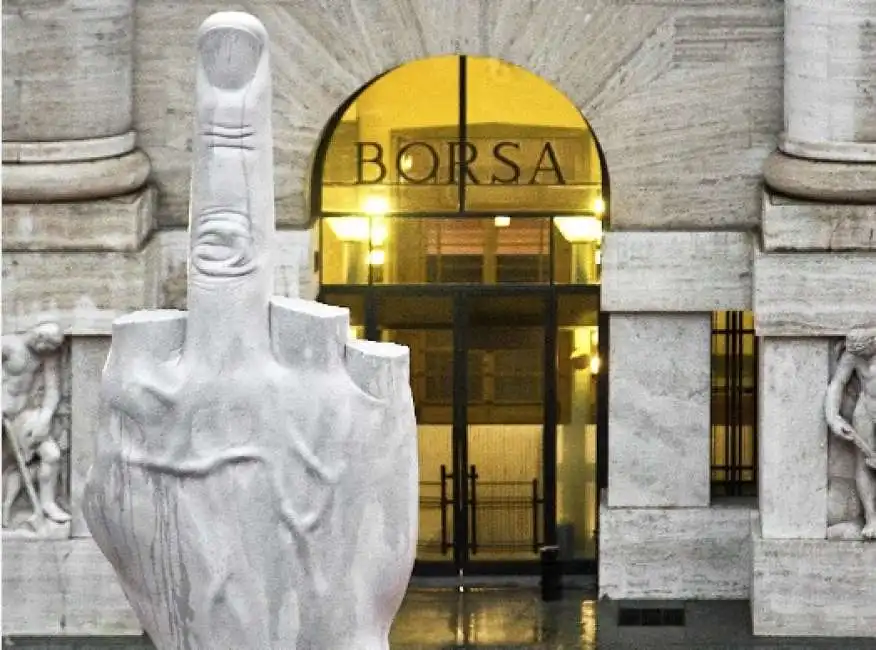 borsa piazza affari dito medio milano