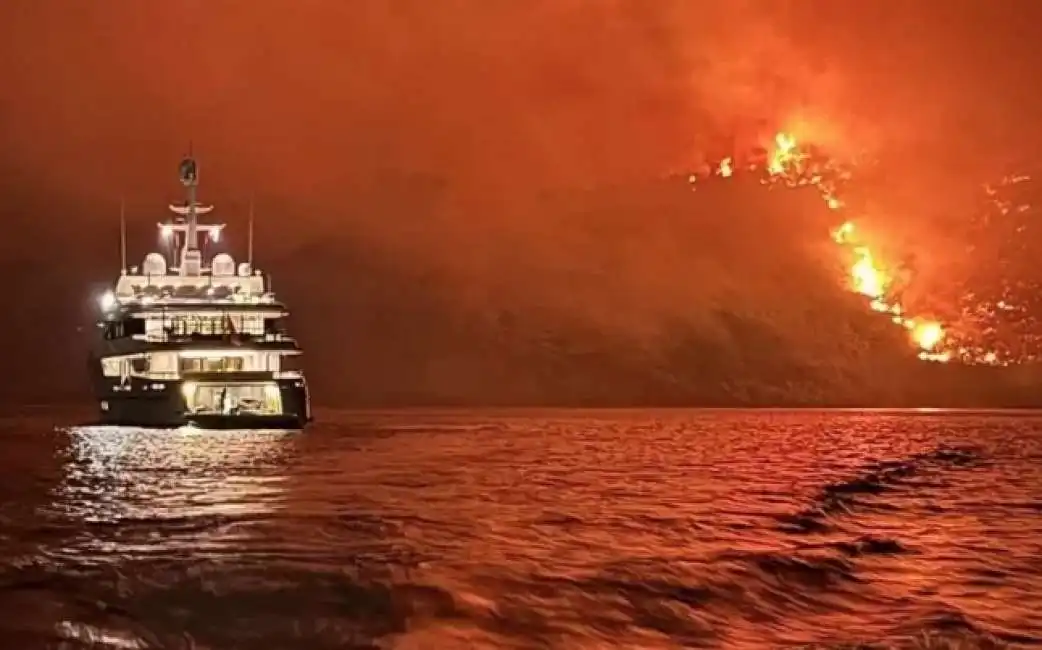 grecia - incendio sull isola di hydra causato dai fuochi d'artificio