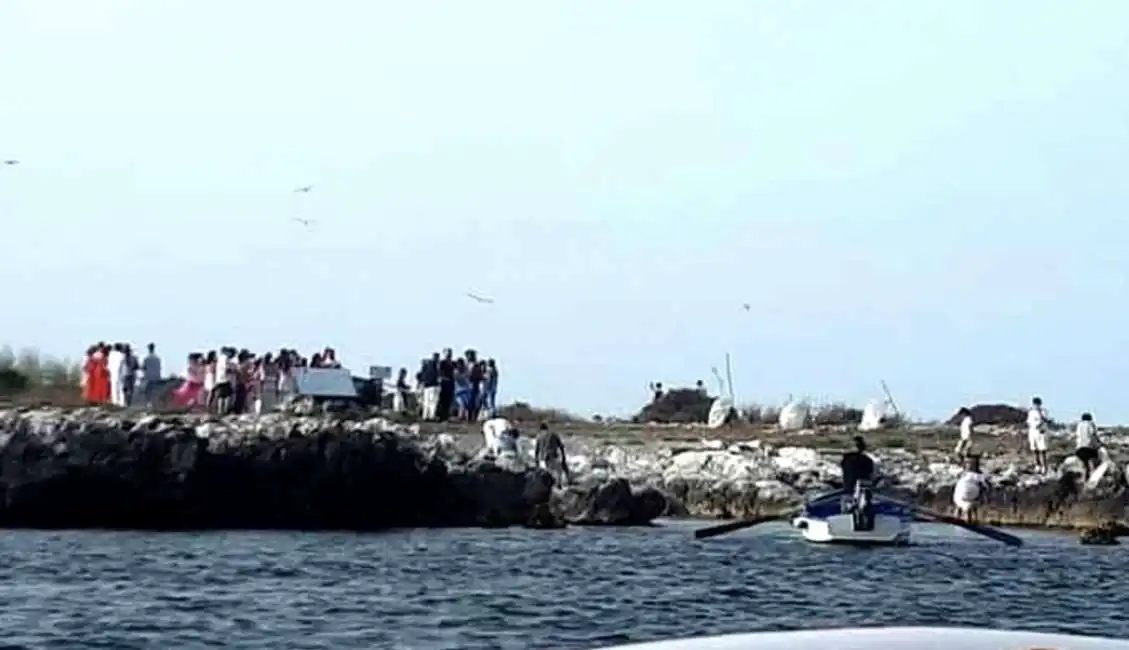 isola delle femmine festa festino party illegale non autorizzato autorizzata abusivo abusiva 