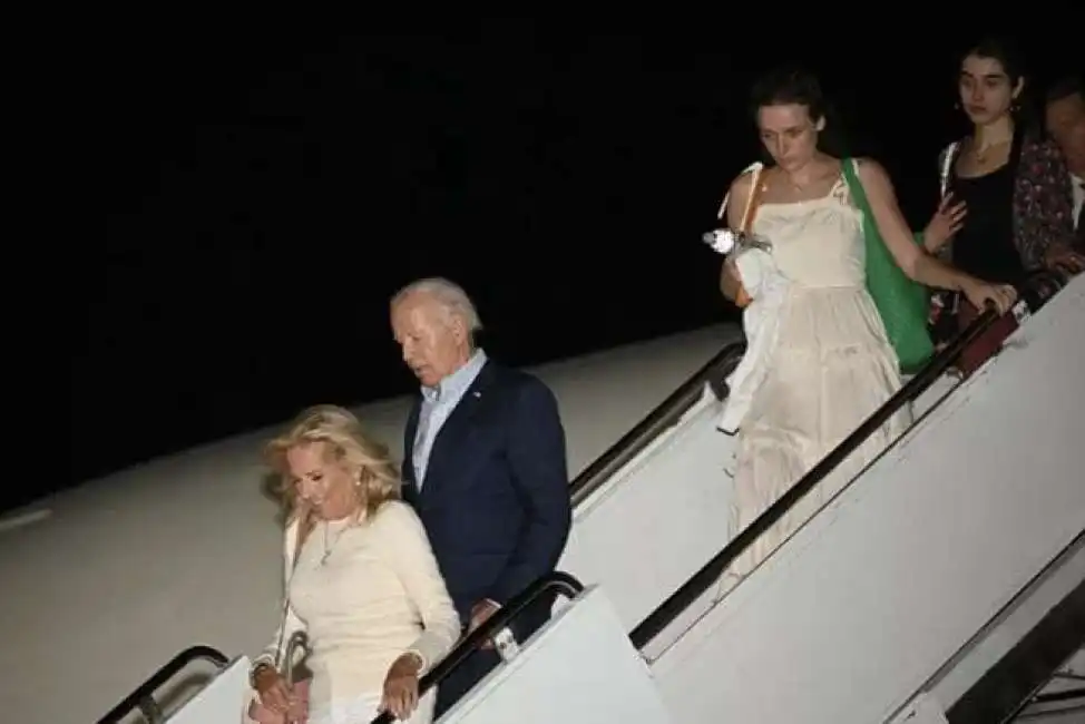 joe biden e la moglie jill scendono dall air force one 