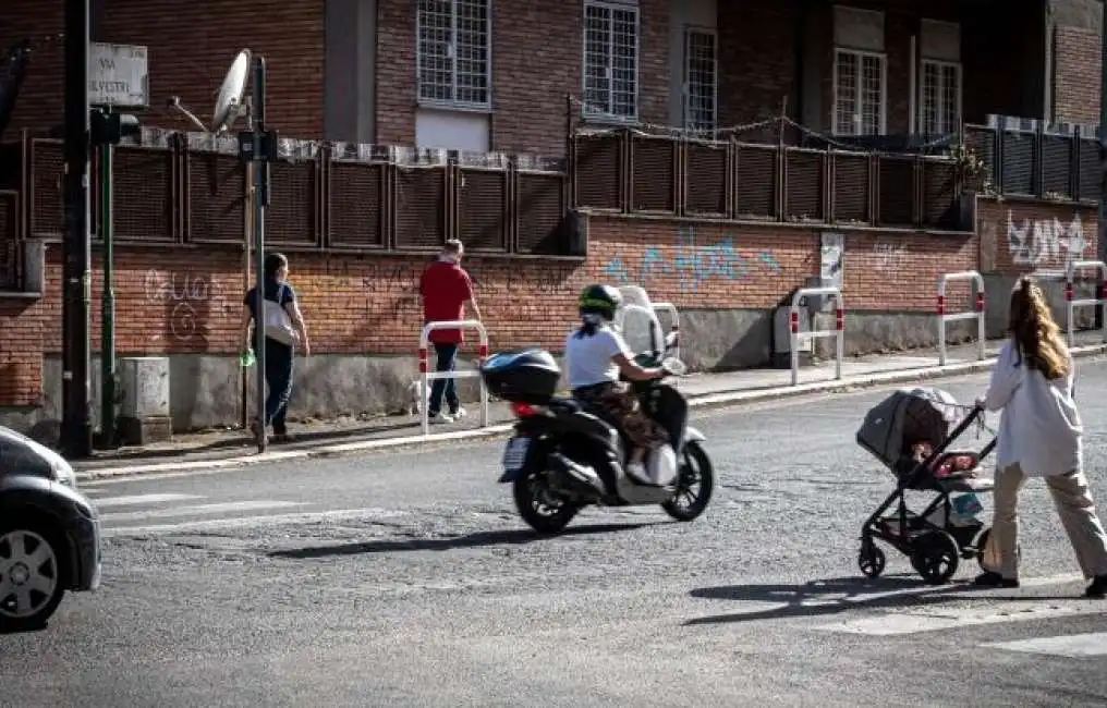 le strisce pedonali sulle quali sono state travolte nonna e nipotina a roma incidente