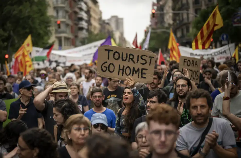 manifestazione contro i turisti a barcellona