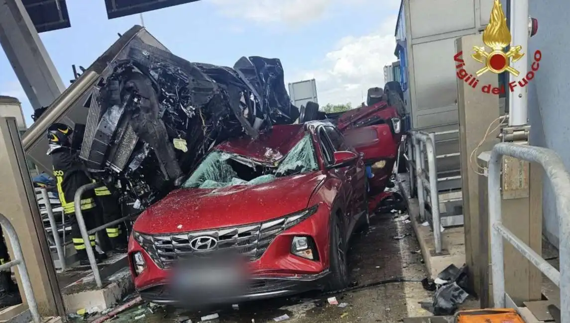 maxi incidente al casello di rosignano - livorno - 1 autostrade autostrada tamponamento 