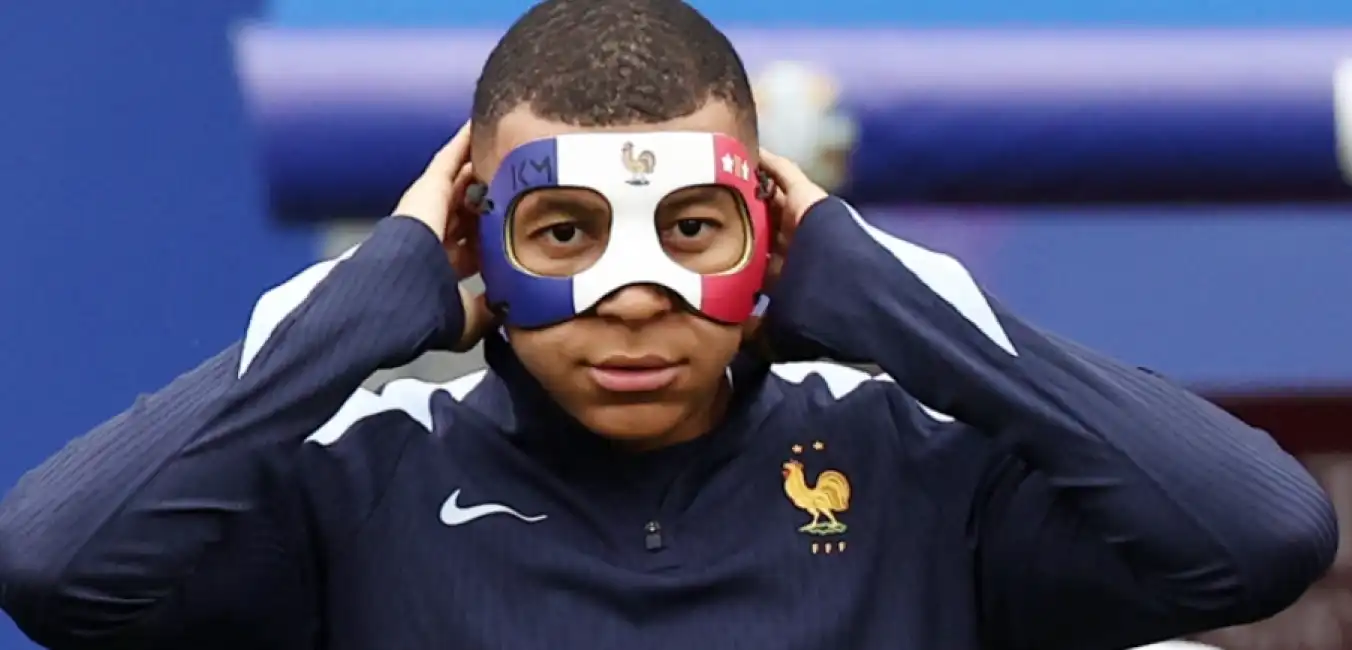 mbappe' con la maschera