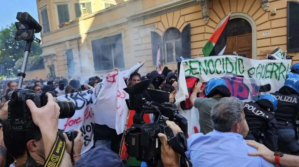 scontri alla manifestazione contro il governo a roma 