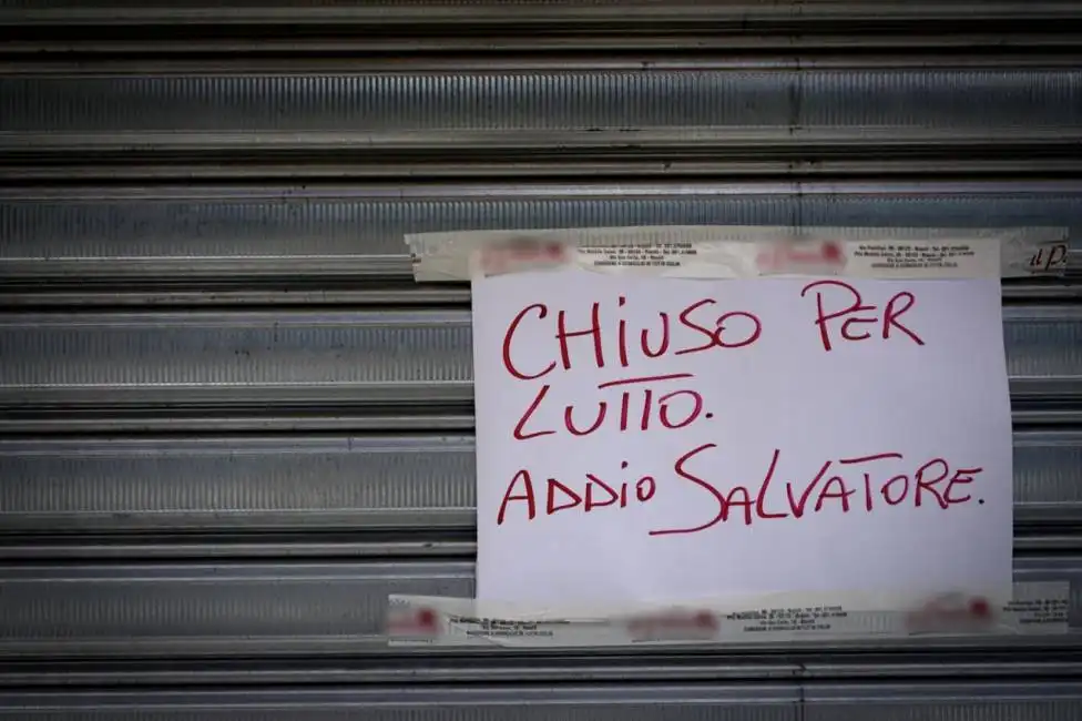 chiuso per lutto napoli