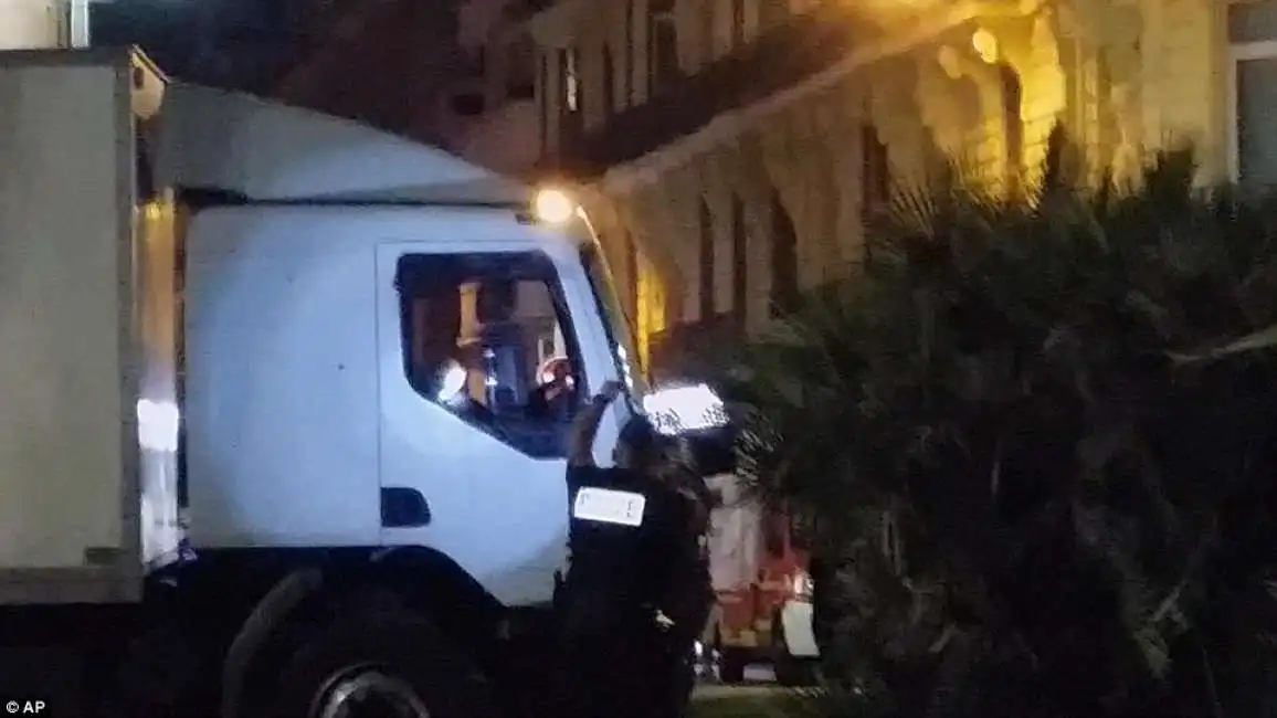 nizza l assalto della polizia all attentatore -1