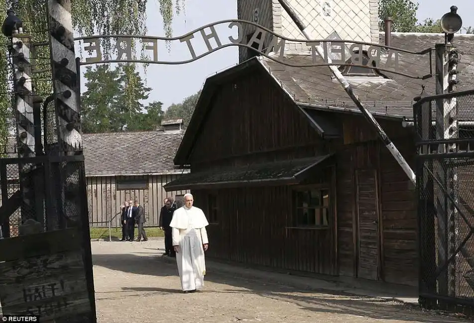 papa bergoglio a auschwitz 