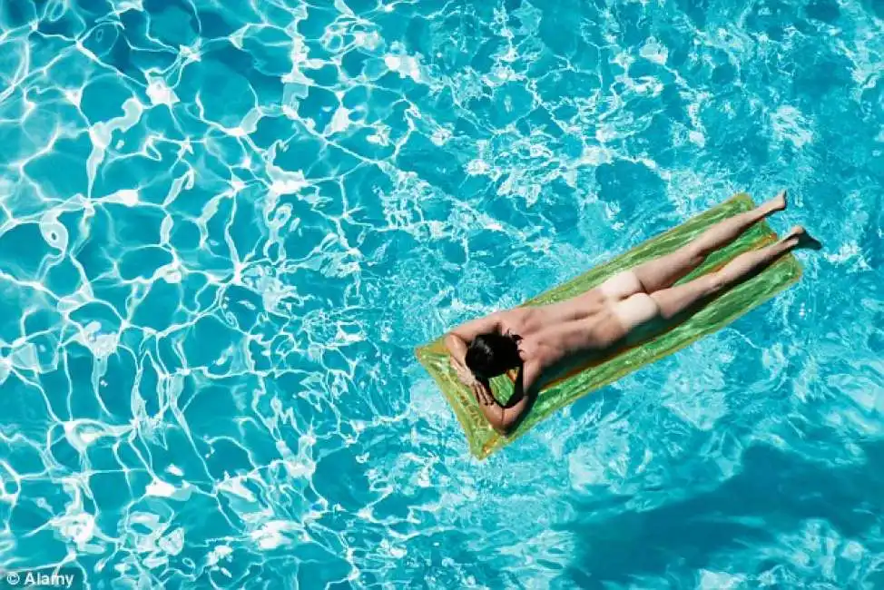 piscine nudiste