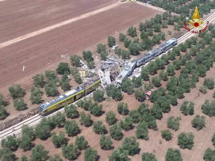 scontro treni puglia