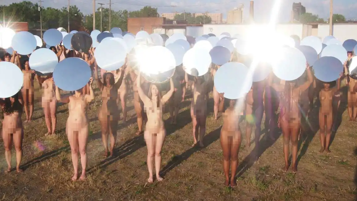 spencer tunick la protesta delle donne nude contro trump -7