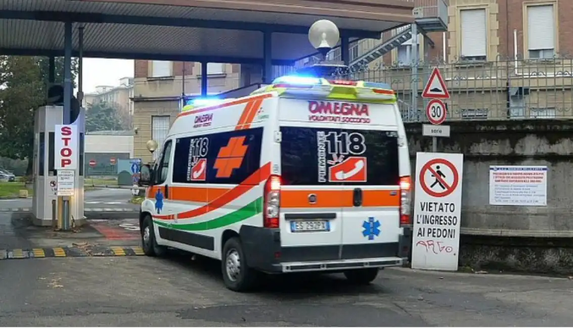 ambulanza provincia di pavia uomo da' fuoco al vicino di casa