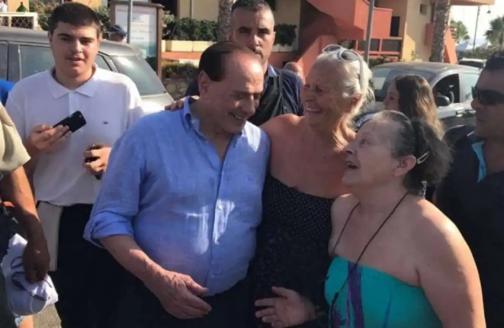 berlusconi in sardegna tra la gente 