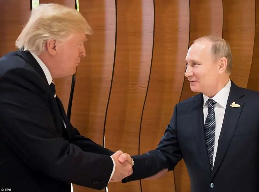 donald trump e vladimir putin si stringono la mano 