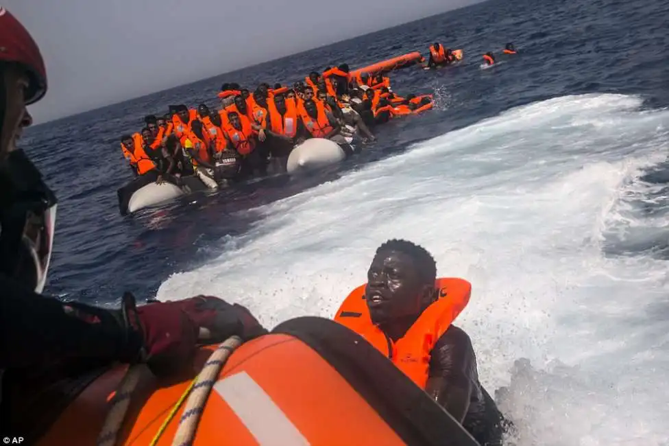 migranti morti su un gommone vicino alle coste libiche -4