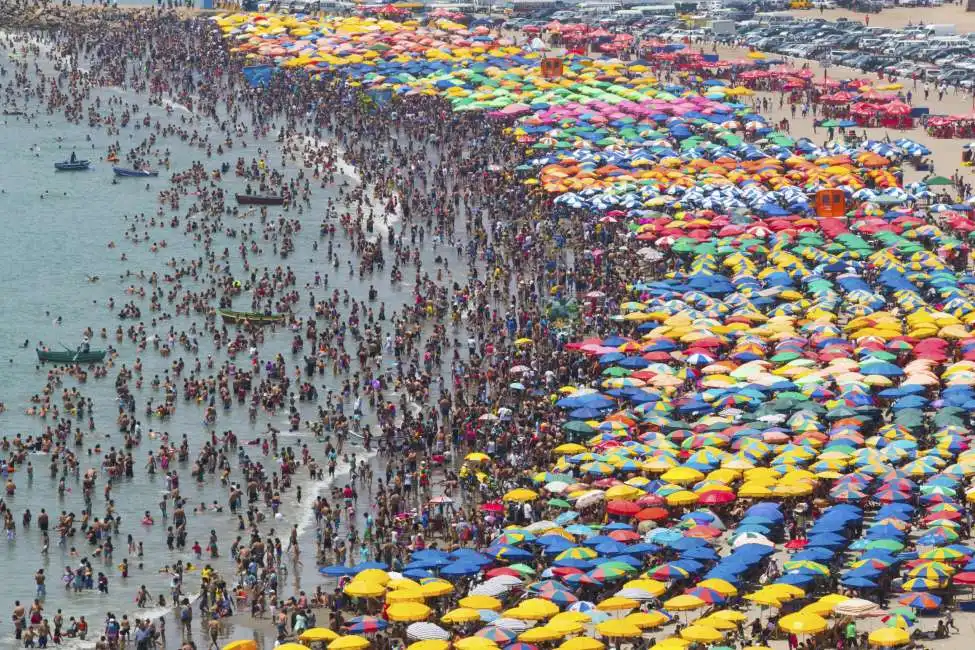 spiaggia affollata