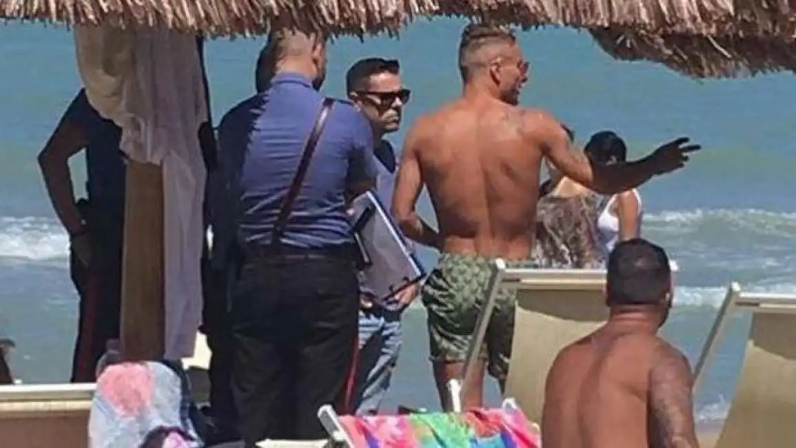 ciro immobile in spiaggia coi carabinieri