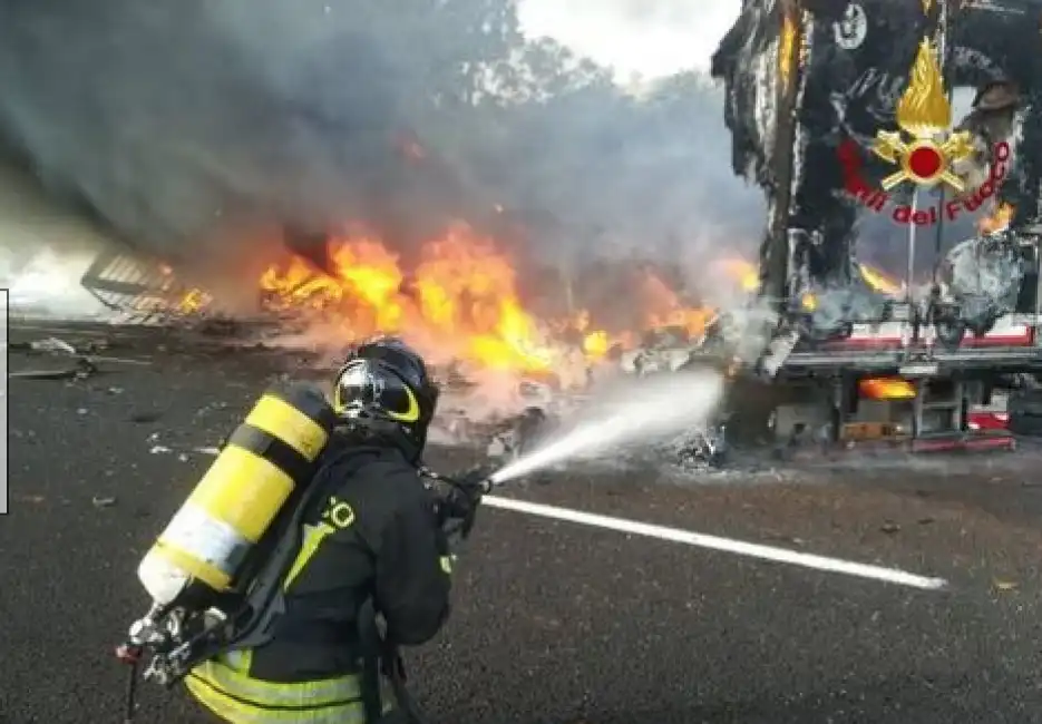 inferno di fuoco tir roma-napoli