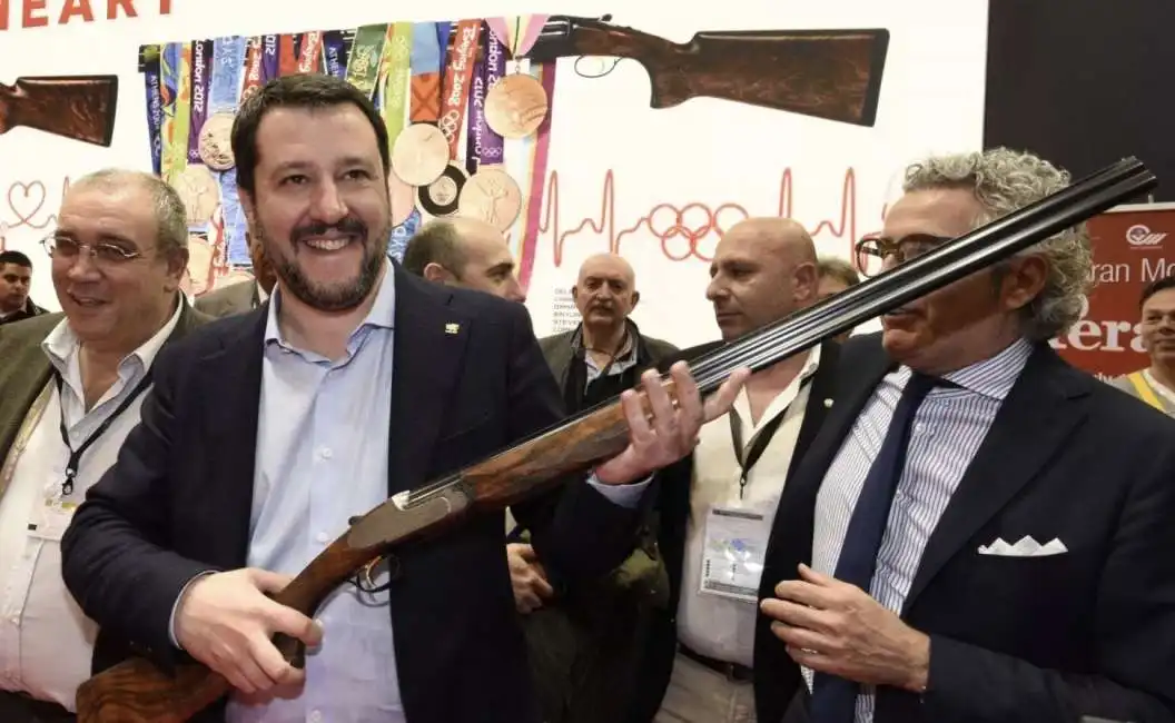 matteo salvini fucile