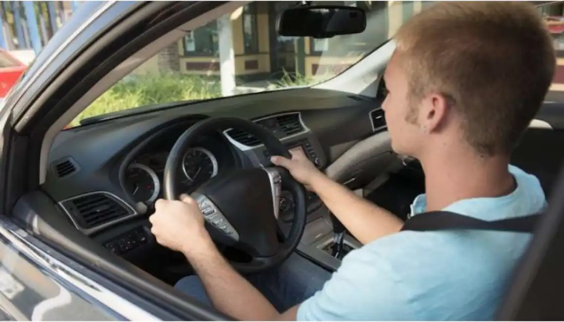 giovane al volante