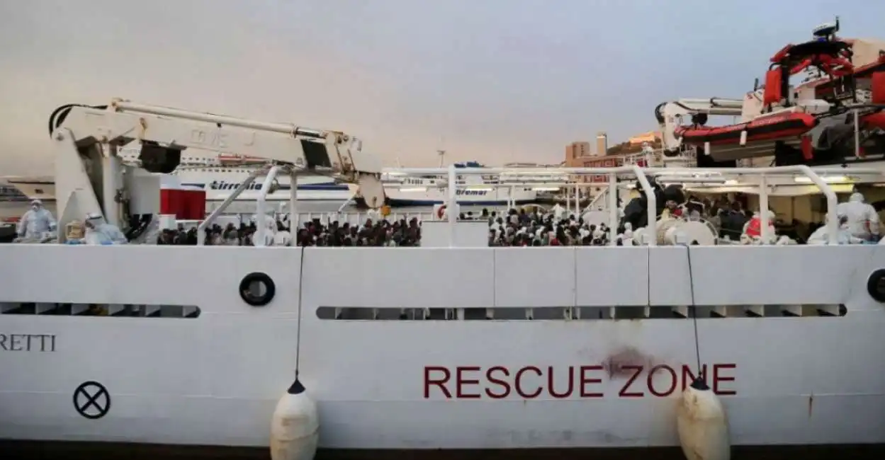 nave gregoretti guardia costiera al porto di augusta