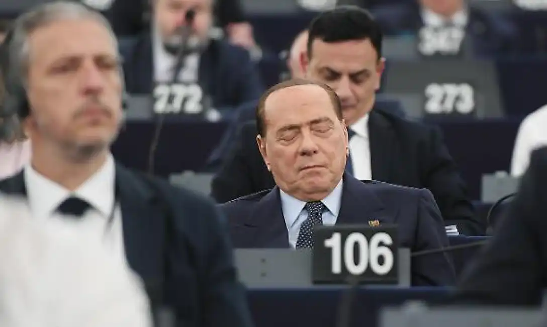 silvio berlusconi si appisola