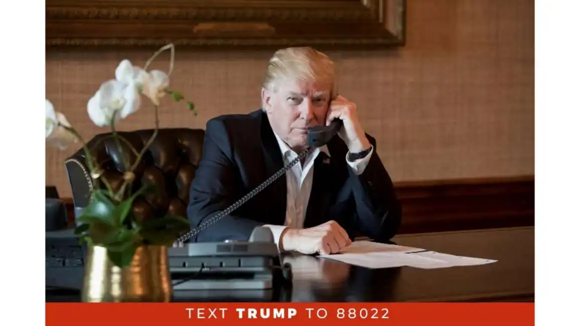 donald trump con cornetta del telefono in mano 