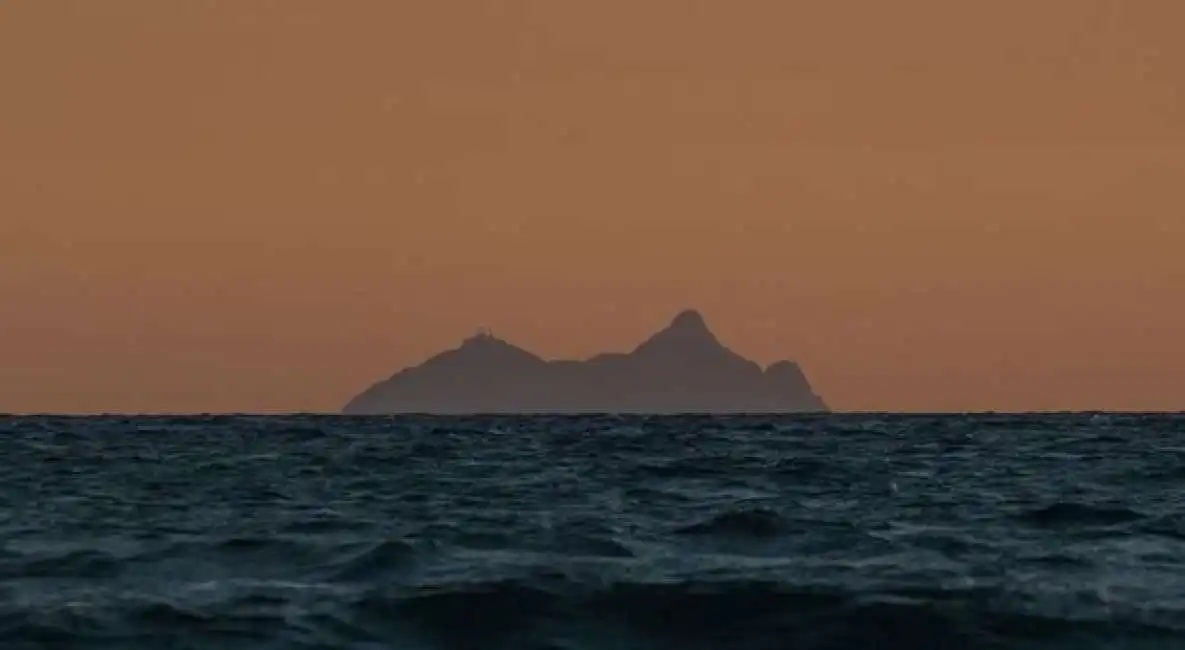 il promontorio del circeo visto da mondragone sembra una isola