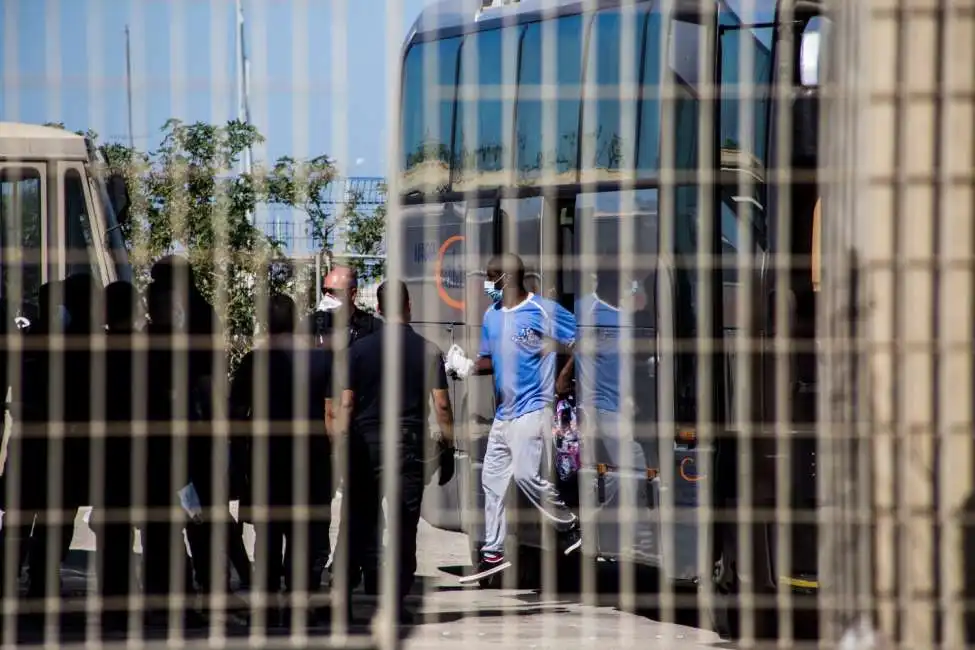 migranti nel centro di accoglienza