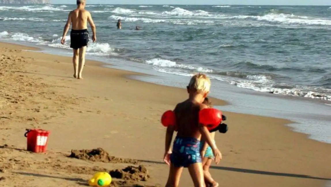 bambini in spiaggia