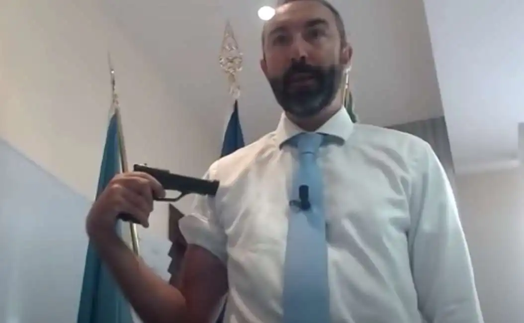 davide barillari si punta la pistola sul braccio 