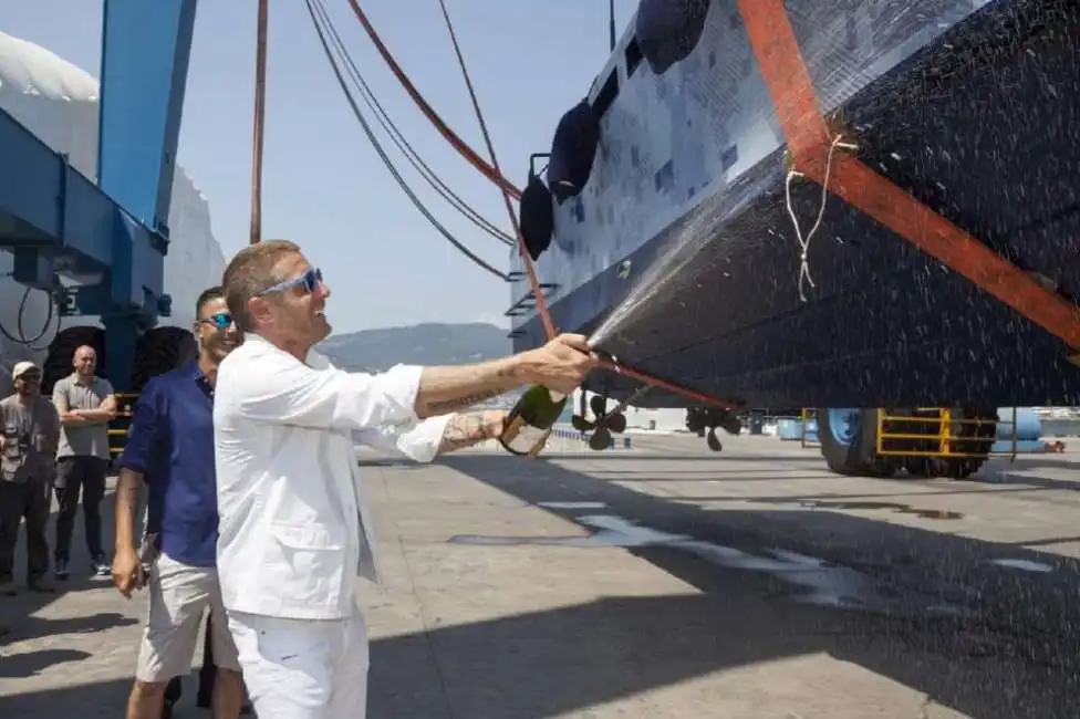 lapo con una delle sue barche