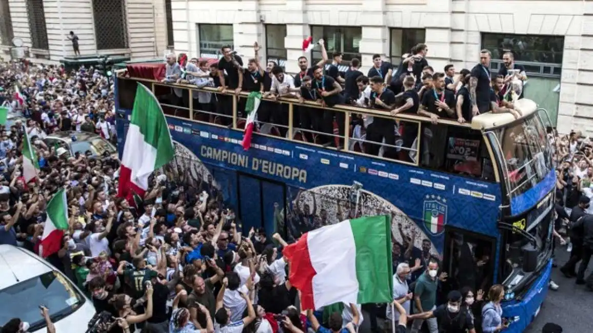 nazionale pullman italia festeggiamenti via del corso