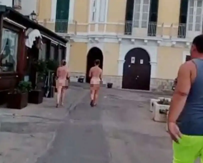 due turiste passeggiano nude per gallipoli - 3