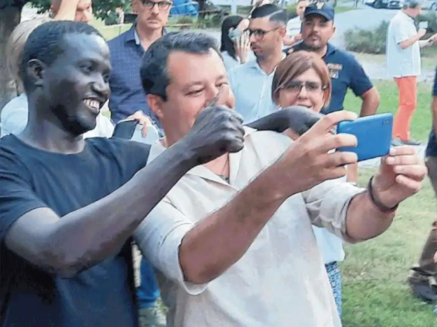 salvini selfie straniero migrante