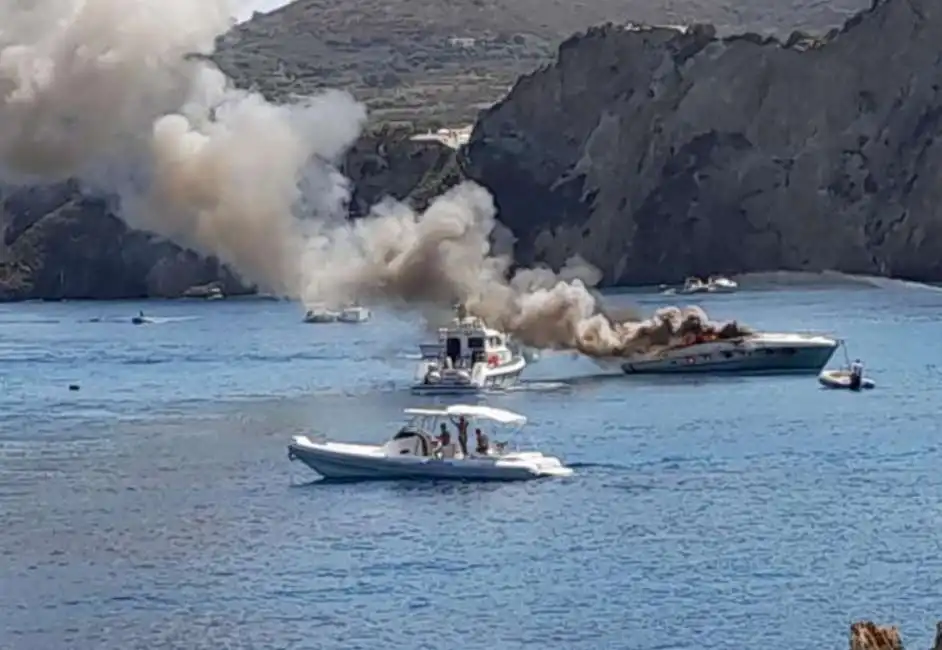 yacht a fuoco a ponza