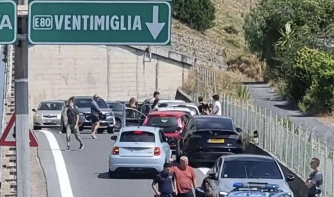 automobilisti contromano sull autostrada sanremo-bordighera