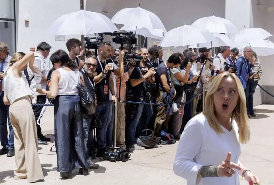 giorgia meloni giornalisti pompei 