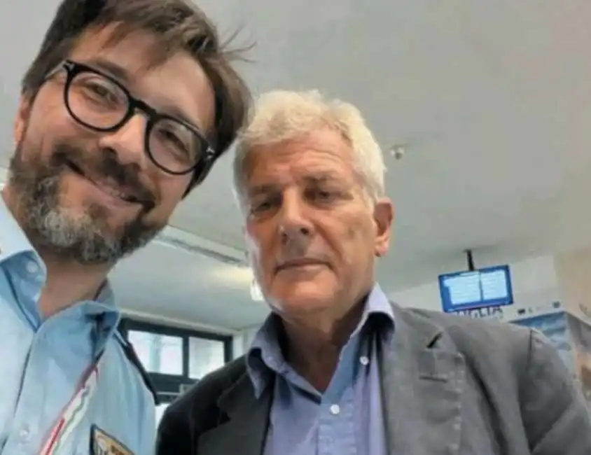 il selfie di alain elkann con un addetto all aeroporto di foggia 