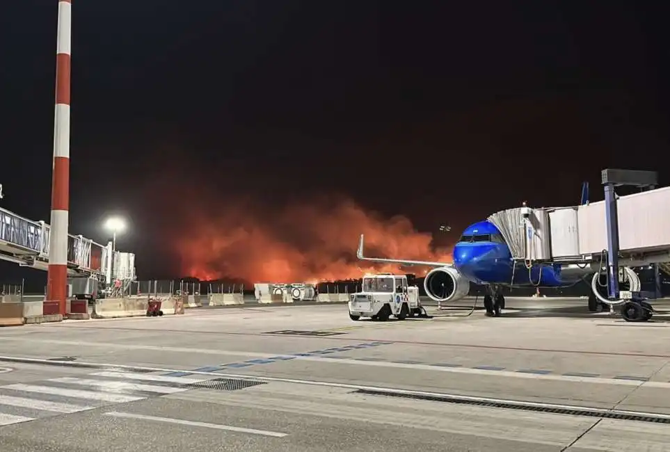 incendio aeroporto palermo sicilia 