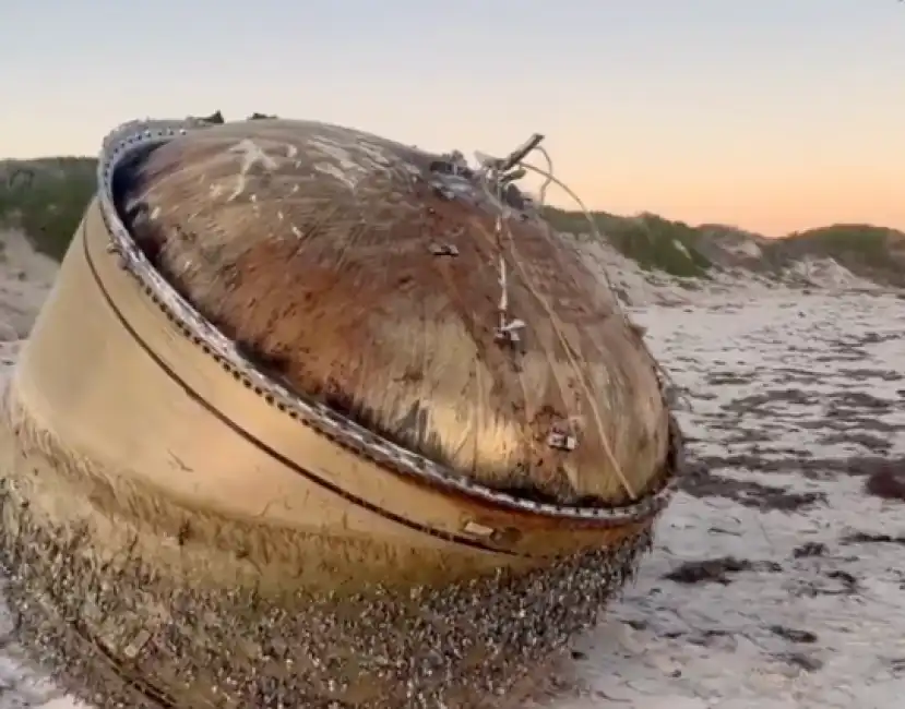 misterioso oggetto ritrovato su una spiaggia australiana vicino perth