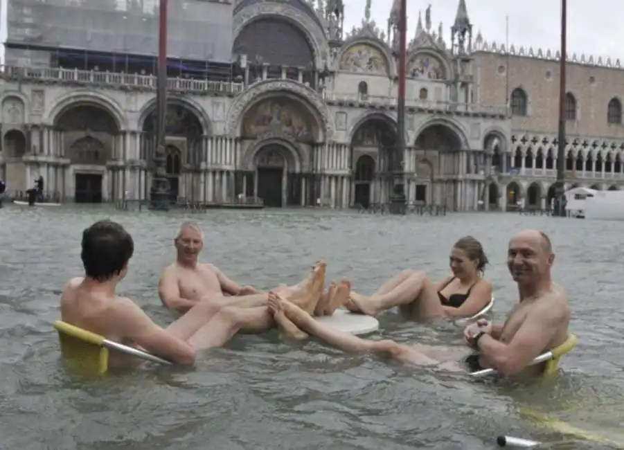 turisti fanno il bagno venezia