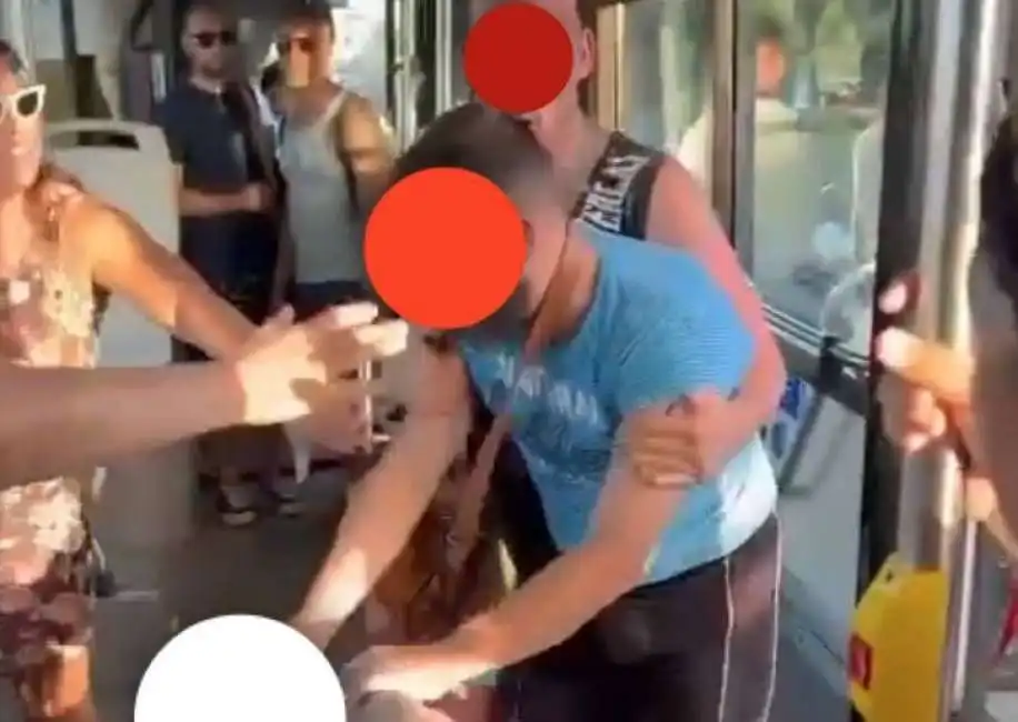 uomo picchia borseggiatrice su un autobus 